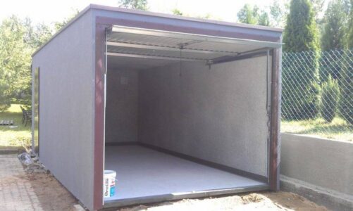 Garaż betonowy służy do przechowywania narzędzi i sprzętu ogrodniczego